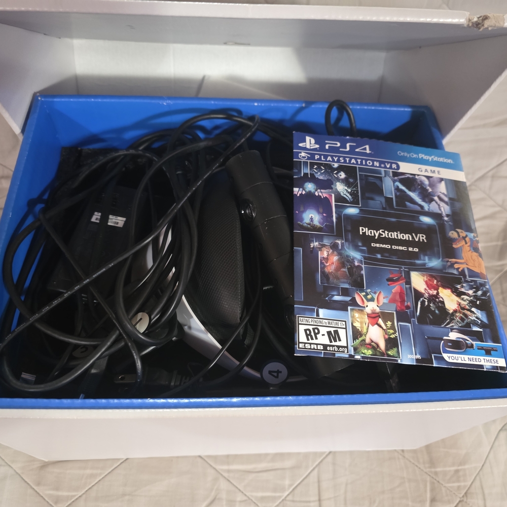 Sony PlayStation 4 VR Set - Black and Blue